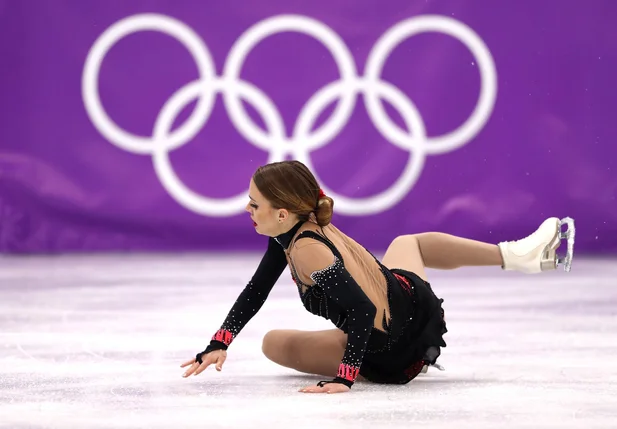 Isadora Willians cai na final da patinação artística na Olimpíada de Inverno