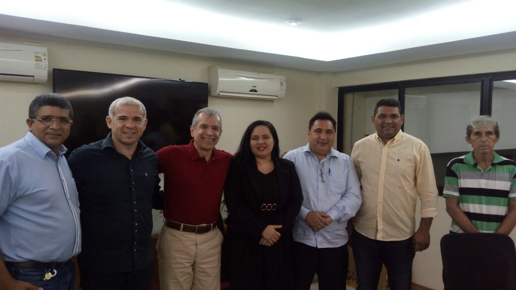 João Vicente Claudino se reúne com membros dos partidos emergentes