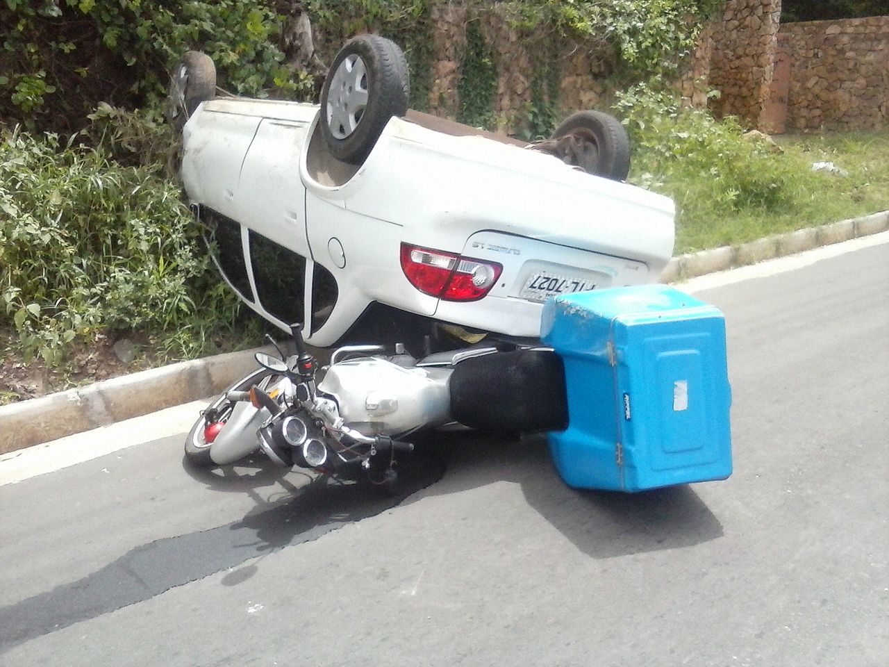 Condutora perde o controle de veículo e colide com motociclista