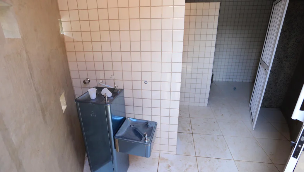 Bebedouros foram colocados dentro de banheiros no Parque Encontro dos Rios