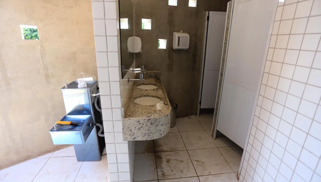Visitantes denunciam que bebedouros foram colocados dentro de banheiros no Encontro dos Rios