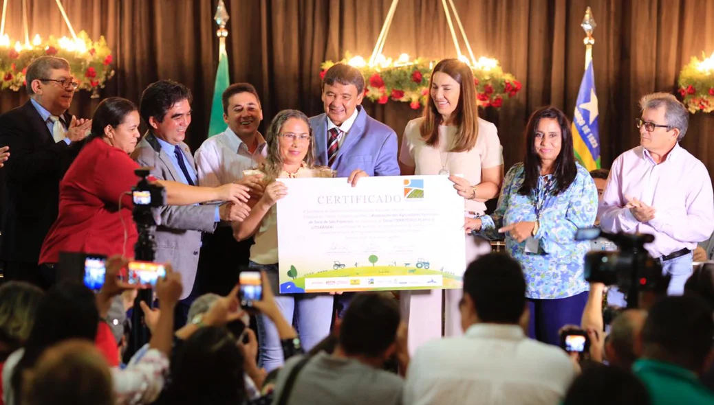 Wellington Dias e Margarete Coelho entregam certificado a Maria de Fátima 
