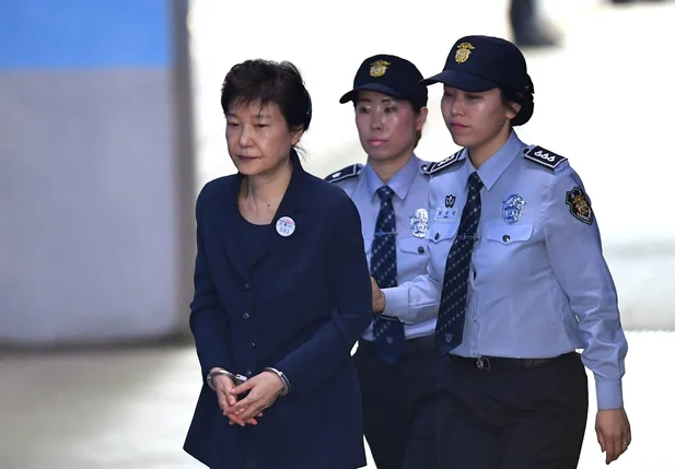 Ex-presidente da Coreia do Sul é condenada a 24 anos de prisão