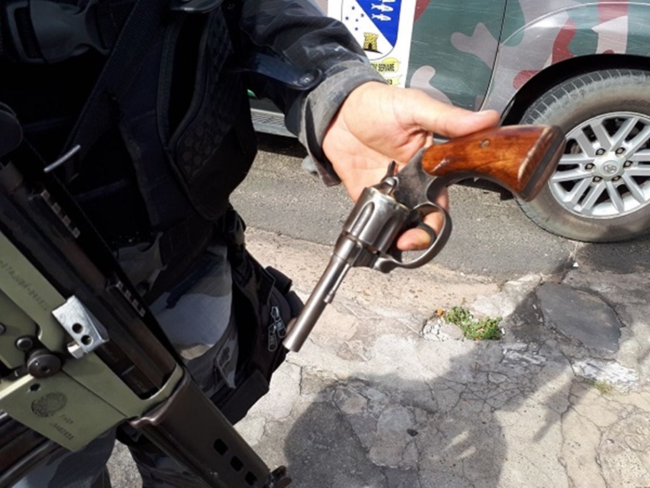 Arma apreendida pela PM em Francisco Ayres 