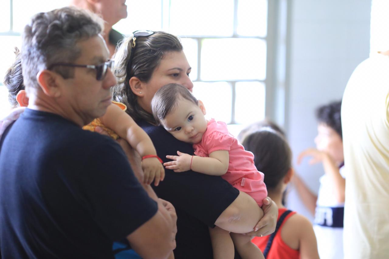 Pais aguardam atendimento dos filhos no Dia D de vacinação 