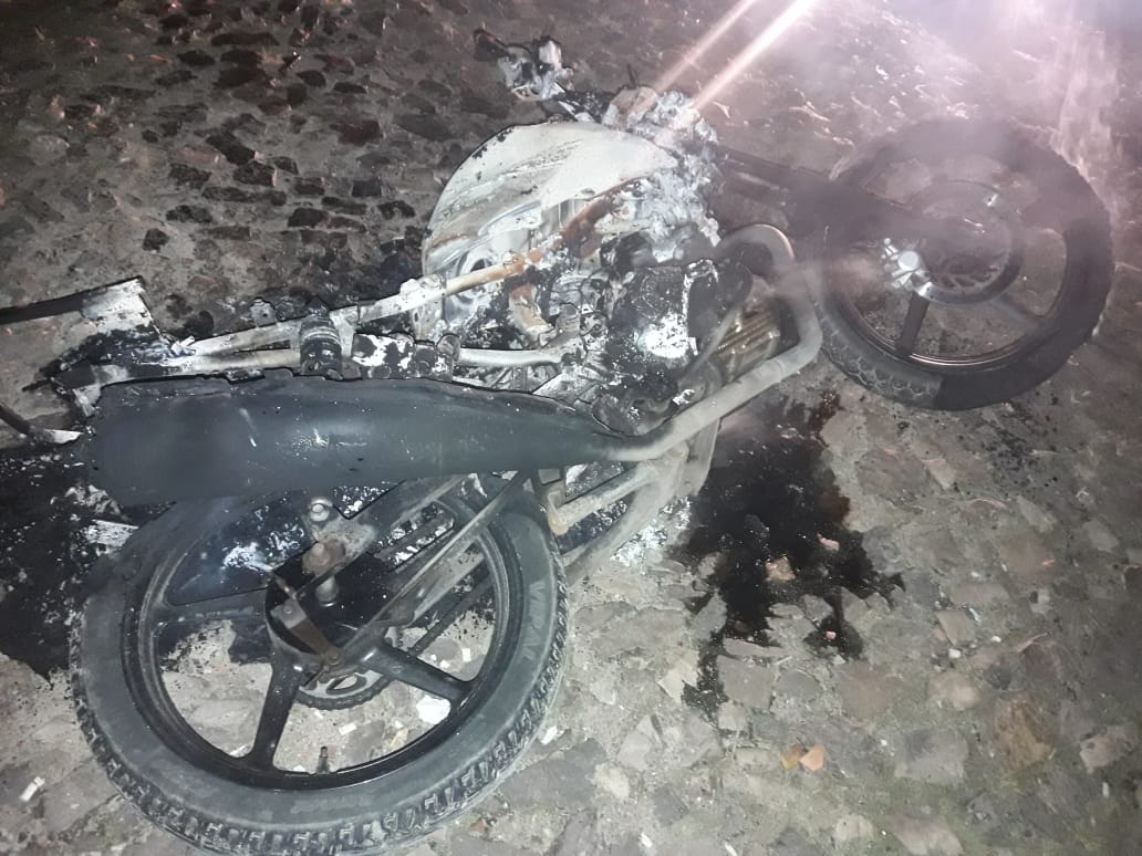 Motocicleta da vítima que foi queimada