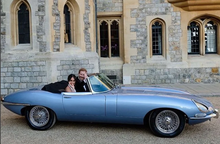 Os noivos foram em um veículo de luxo para a festa oferecida pelo príncipe Charles 