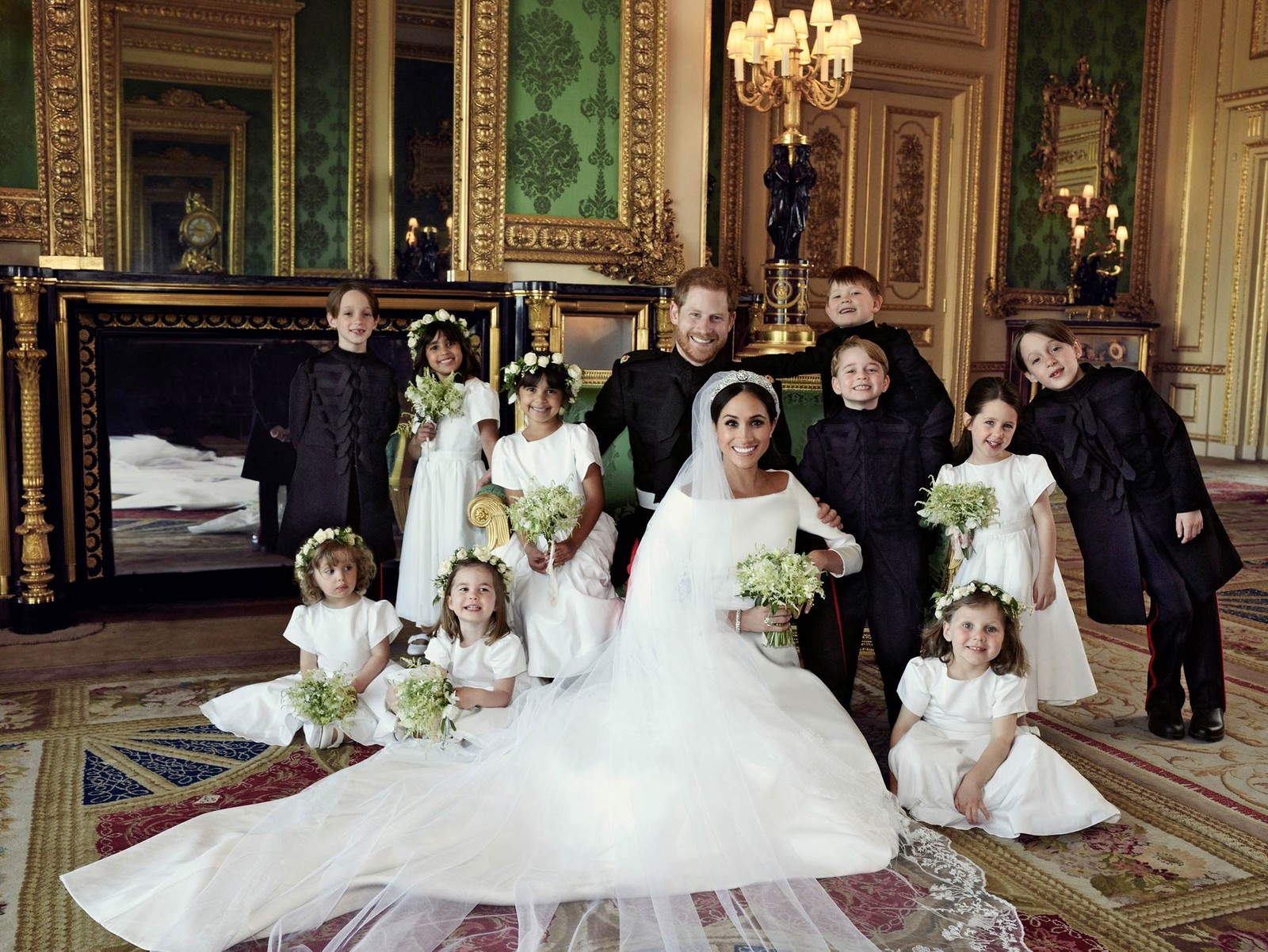 Harry e Meghan com as crianças da família real