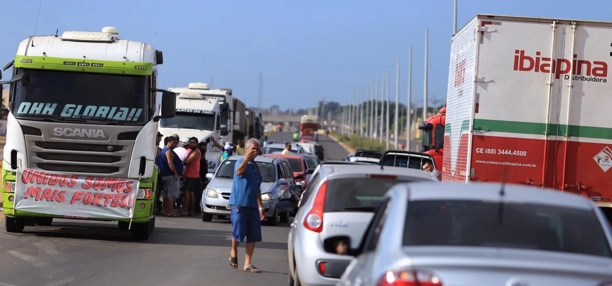 Protesto dos caminhoneiros contra a alta do diesel na BR 316 em Teresina