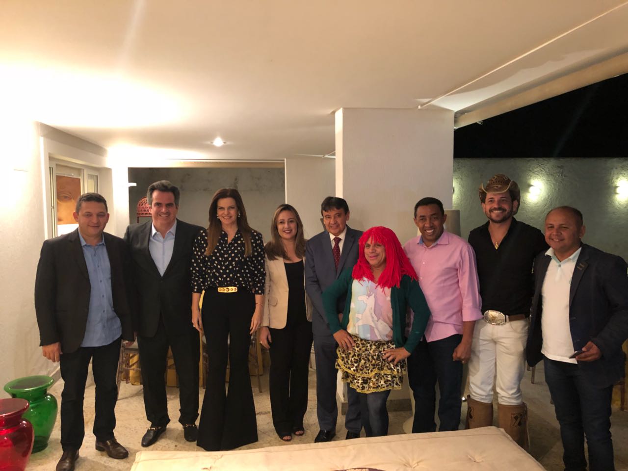  À noite, o senador reuniu alguns prefeitos em um jantar com show da banda Xenhenhem, onde compareceram prefeitos e o governador Wellington Dias, entre outros.