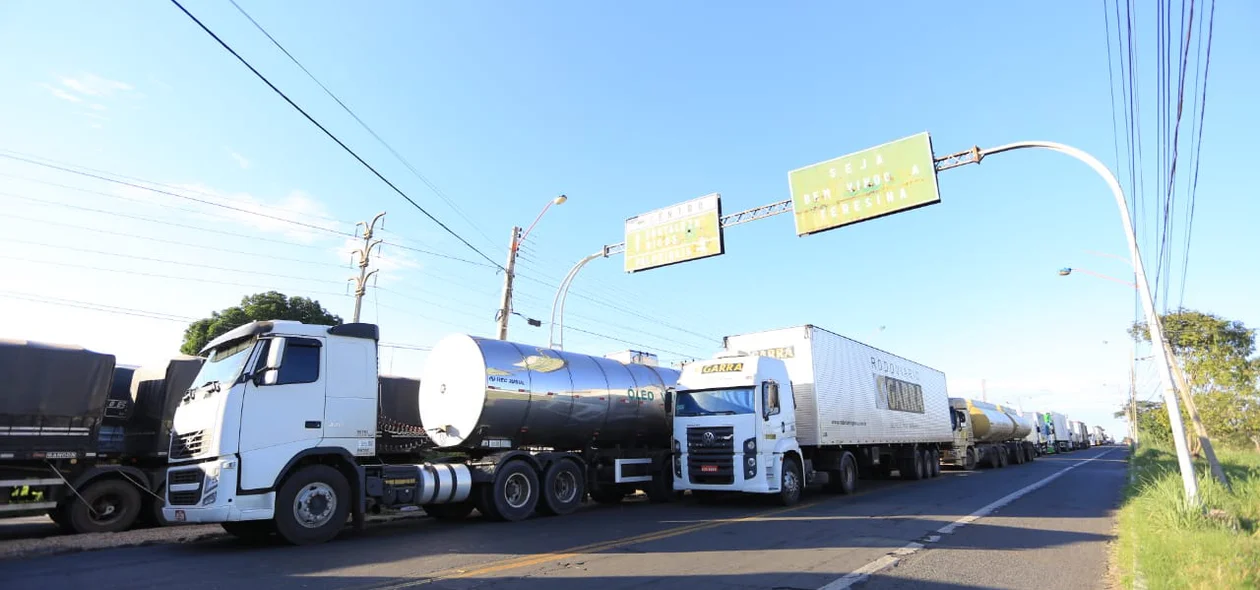 Centenas de caminhões estão parados em Teresina