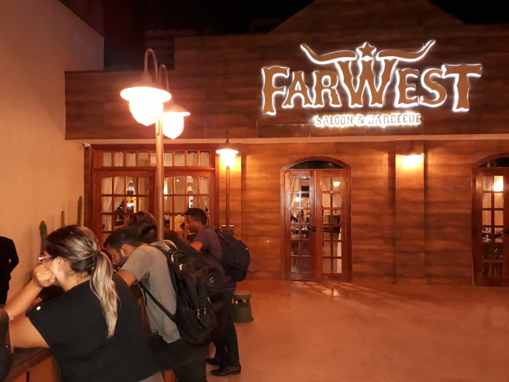 Funcionários protestam na frente do restaurante Farwest