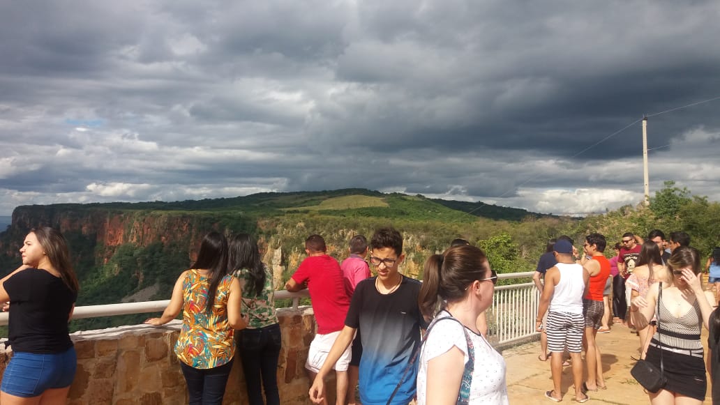 Turistas visitando o Morro do Gritador