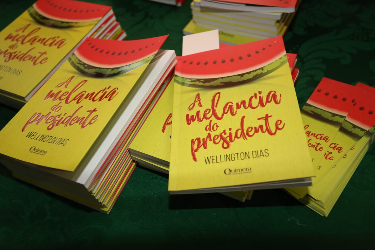 Wellington Dias lança livro A melancia do presidente