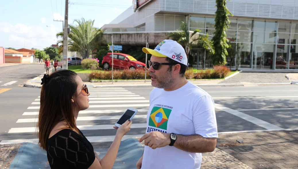 Repórter entrevista Adelino Nunes