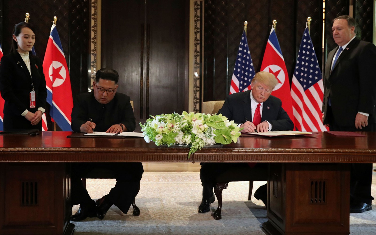 Donald Trump e Kim Jong-un assinam acordo histórico