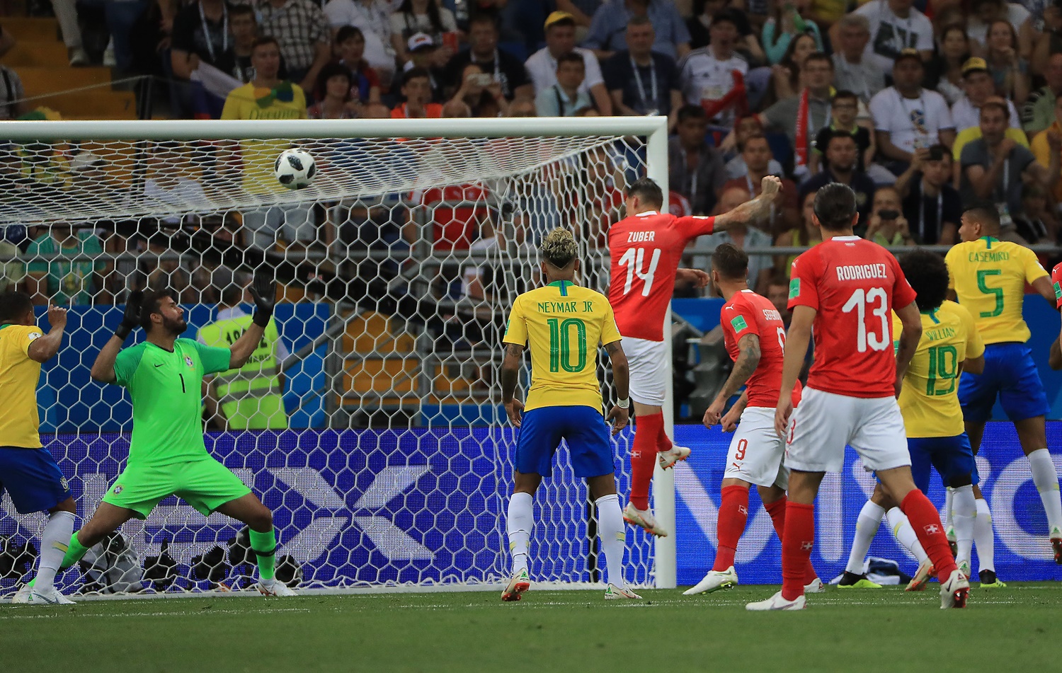 Gol da Suíça durante jogo contra o Brasil pela Copa do Mundo