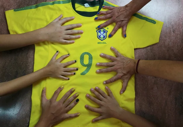 Membros da família Silva tem seis dedos nas mãos e pés