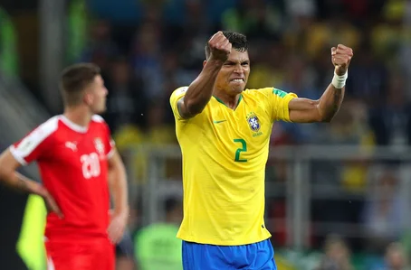 Thiago Silva do Brasil comemora seu gol durante a partida entre Sérvia x Brasil