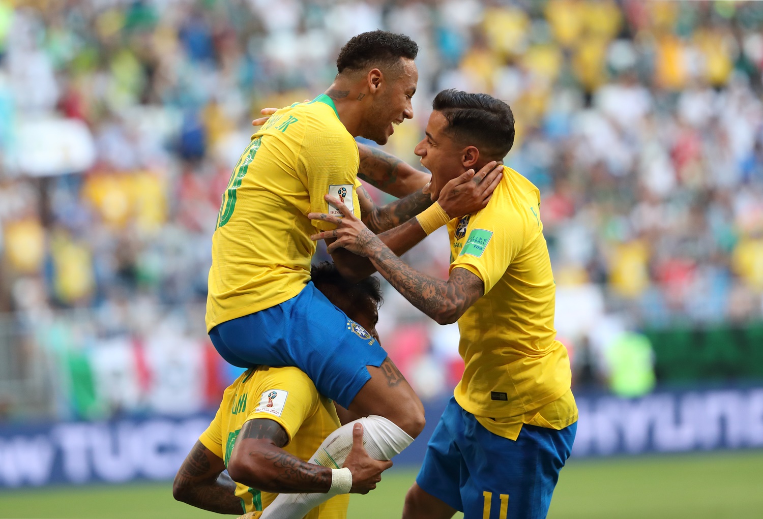  Neymar, do Brasil, comemora seu gol com Paulinho (15) e Coutinho durante partida contra o México 