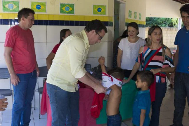 Junior Percy entrega fardamento escolar em Buriti dos Lopes