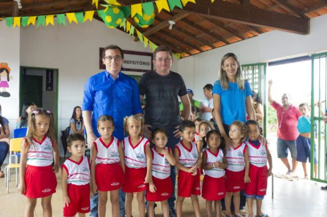 Junior Percy tira foto com as crianças da escola durante solenidade