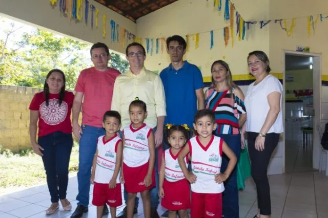 O prefeito de Buriti dos Lopes entregou materiais escolares
