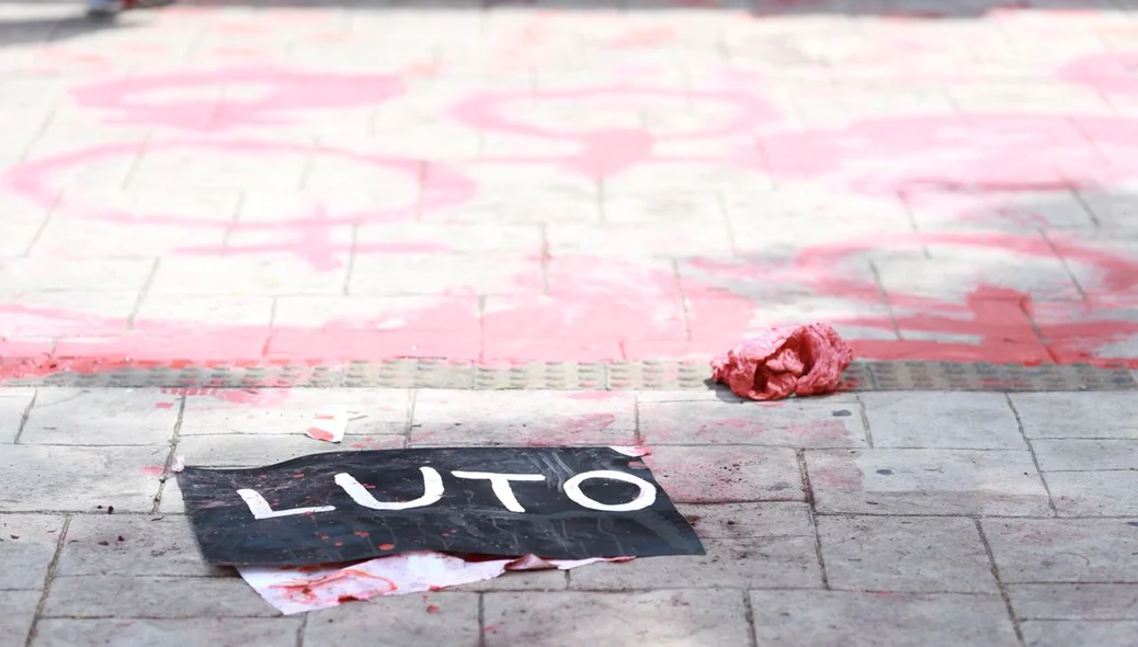 Pintura no chão remete ao sangue derramado pelas mulheres assassinadas