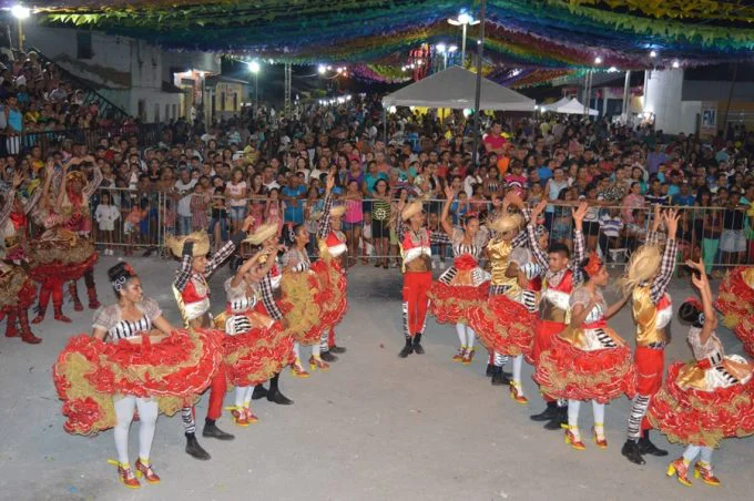 Grupo dançando em festa de Buriti dos Lopes