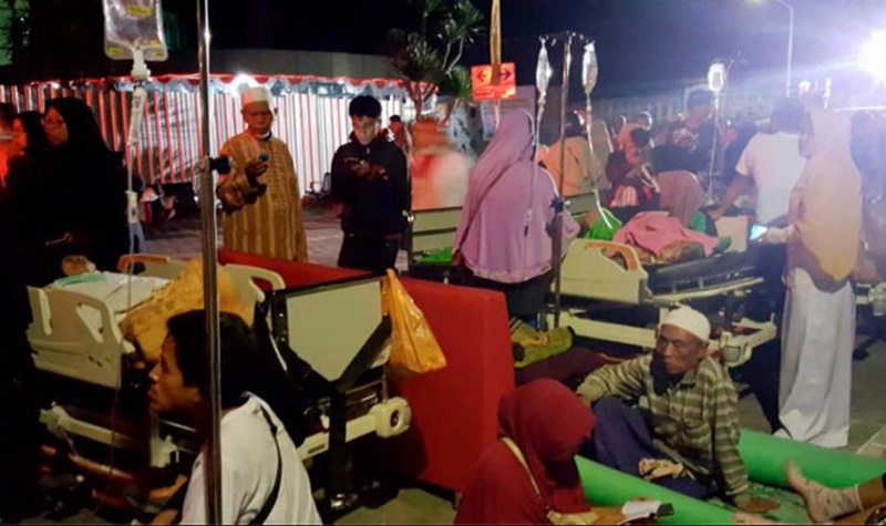 Pacientes foram levados para fora do hospital durante terremoto na Indonéria