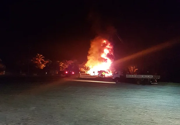Caminhão-tanque pegou fogo em Lagoa do Piauí