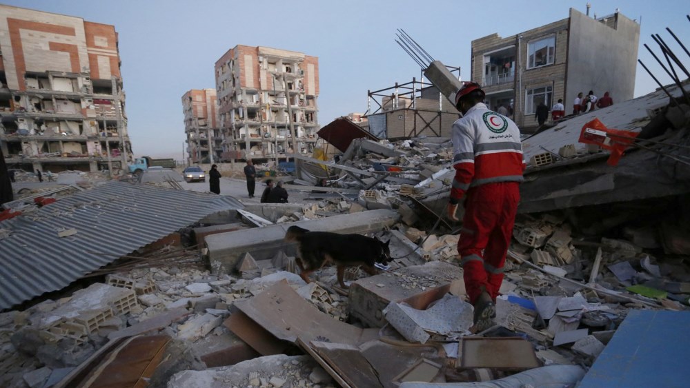 Escombros após terremotos no Irã