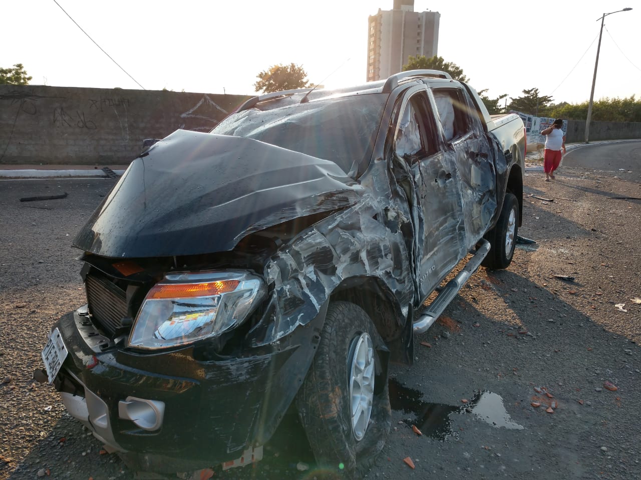 Veículo ficou parcialmente destruído após acidente na Raul Lopes