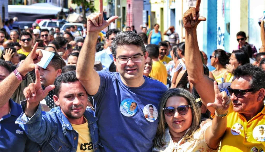 Luciano Nunes faz corpo a corpo com eleitores em Francisco Santos
