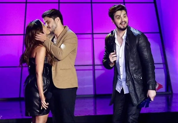 Anitta choca ao dar beijão em cantor durante Prêmio Multishow
