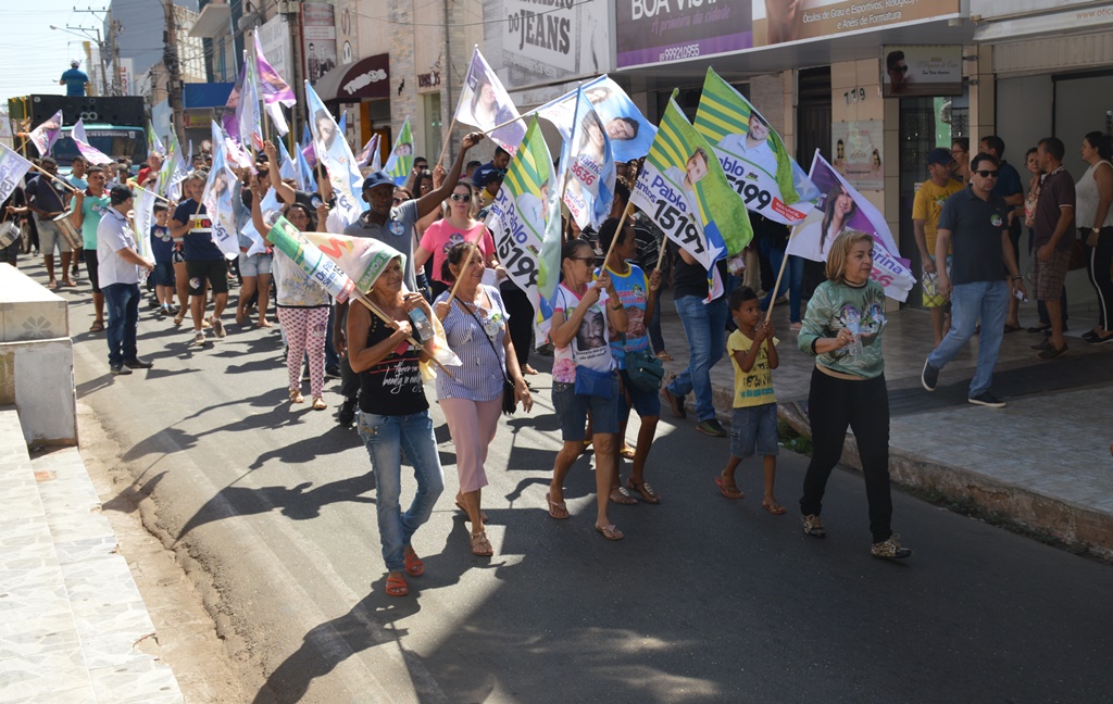 Simpatizantes de Pablo Santos participam de caminhada do candidato