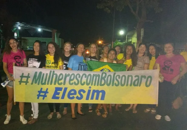 Mulheres participam de ato pró-Bolsonaro em Santa Cruz do Piauí 