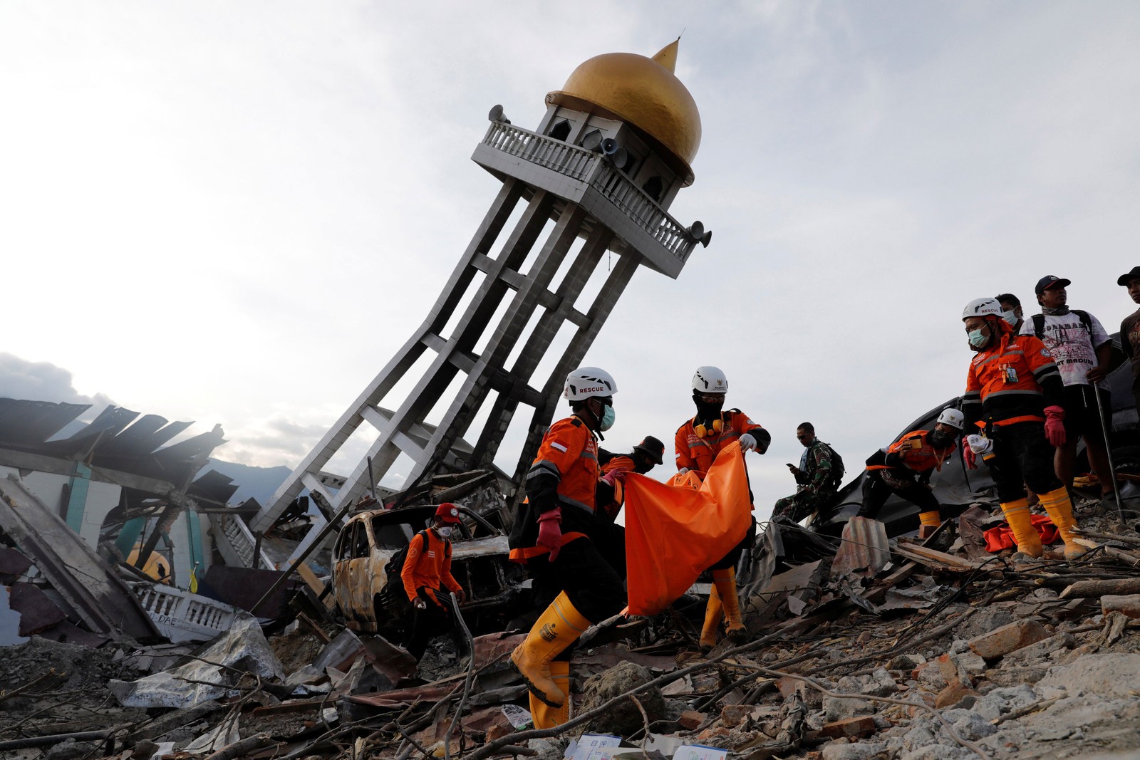 Corpo é retirado dos escombros após terremoto na Indonésia