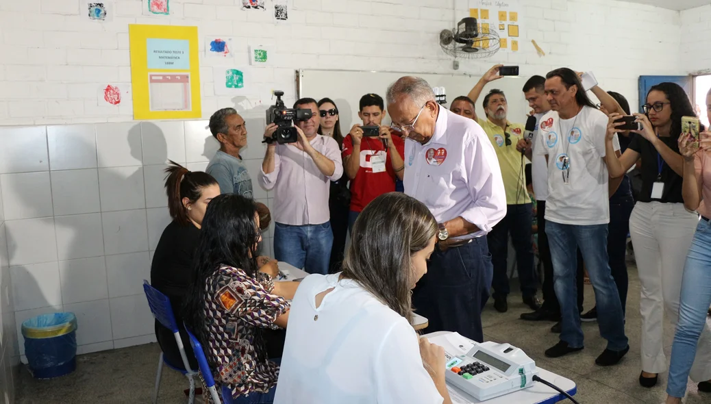 Dr. Pessoa vota em um colégio no bairro Lourival Parente