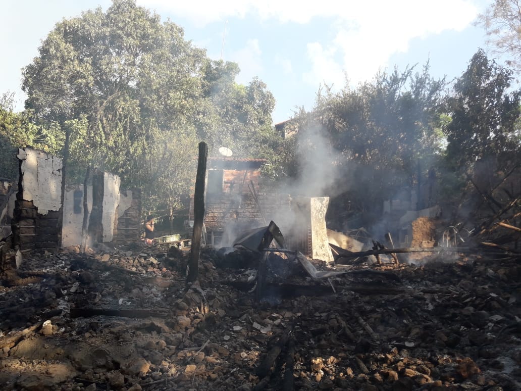 Casa é completamente destruída durante incêndio em Teresina