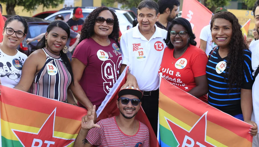 Wellington Dias junto com eleitores do movimento LGBT