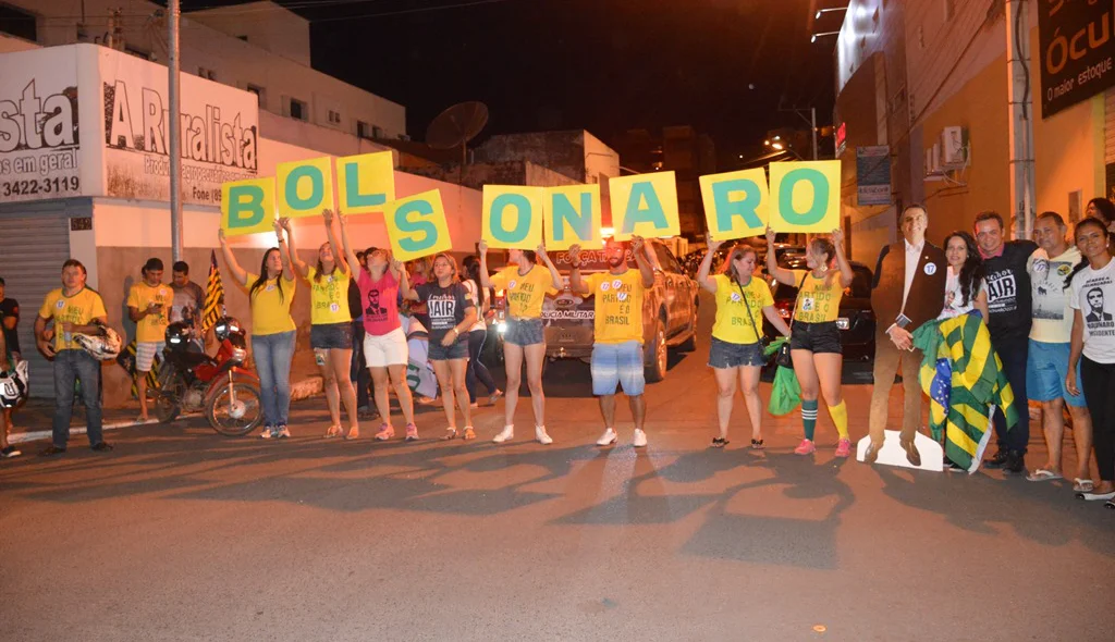 Apoiadores de Bolsonaro comemoram sucesso da carreata em Picos
