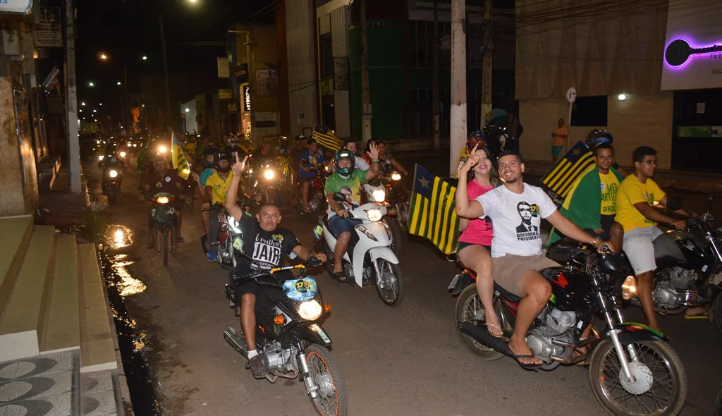 Dezenas de motoqueiros participaram da carreata pro-Bolsonaro