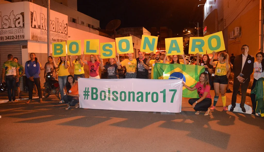 Militantes de Bolsonaro festejam sucesso da carreata em Picos