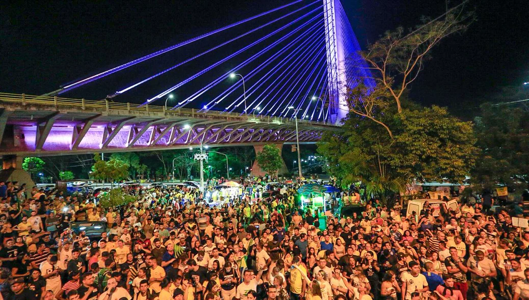 Apoiadores de Bolsonaro comemoram vitória na Ponte Estaiada