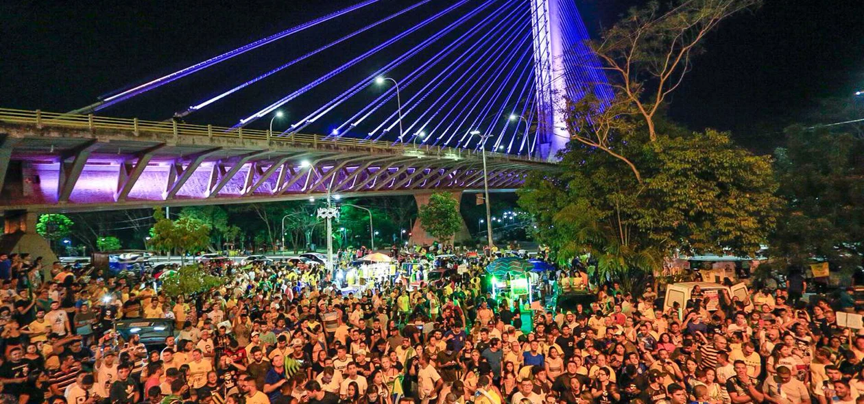 Apoiadores de Bolsonaro comemoram vitória na Ponte Estaiada