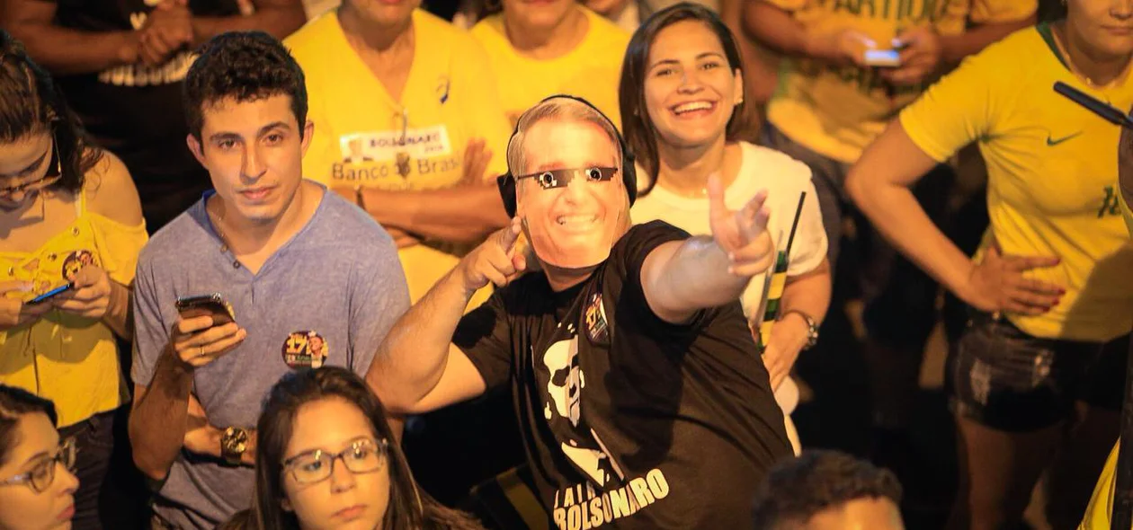 Eleitores comemoram vitória de Bolsonaro em Teresina