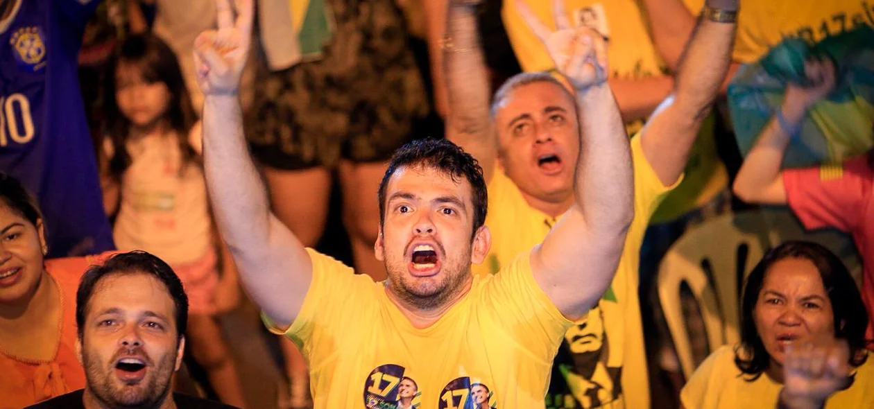Eleitores de Bolsonaro comemoram resultado do segundo turno