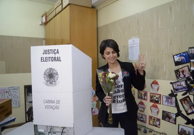 Manuela D Avila vota em Porto Alegre