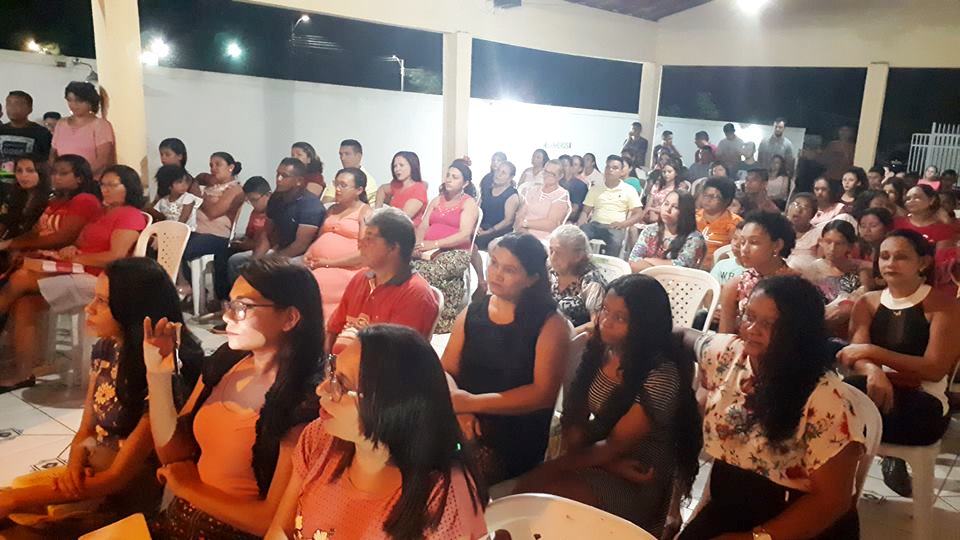 Mulheres crentes e convidadas assistindo ao culto na Igreja Filadélfia